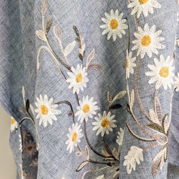 SOLD NWT Embroidered Daisy Kimono - Picture 4 of 5